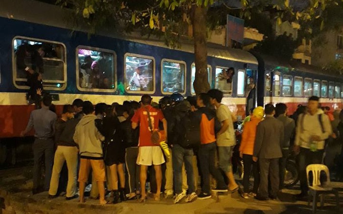 Hà Nội: Tàu hỏa hất văng một người văng xuống sông