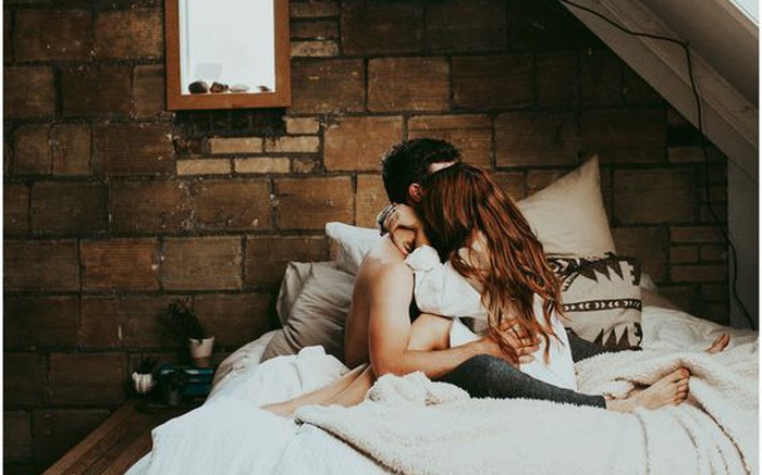 Câu chuyện chờ ai đó tại sân bay vào lúc nửa đêm và khái niệm “tình yêu là…”