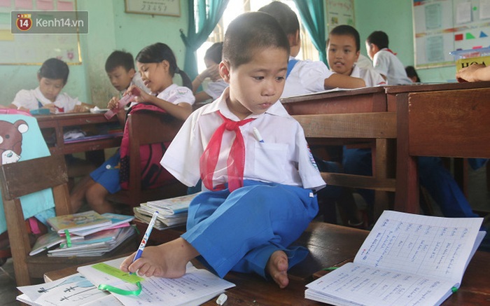 Photos of the day: Đôi chân cầm bút của bé Tài