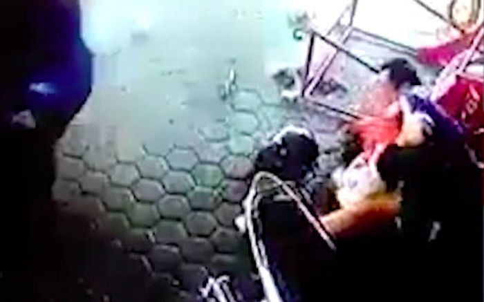 Cư dân mạng hết lời khen ngợi người đàn ông cứu sống hai em bé thoát chết trong gang tấc