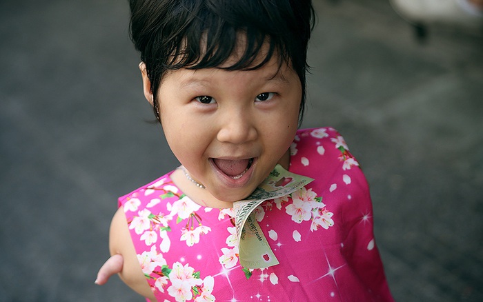 Nụ cười của cô bé không có tay mưu sinh giữa Sài Gòn