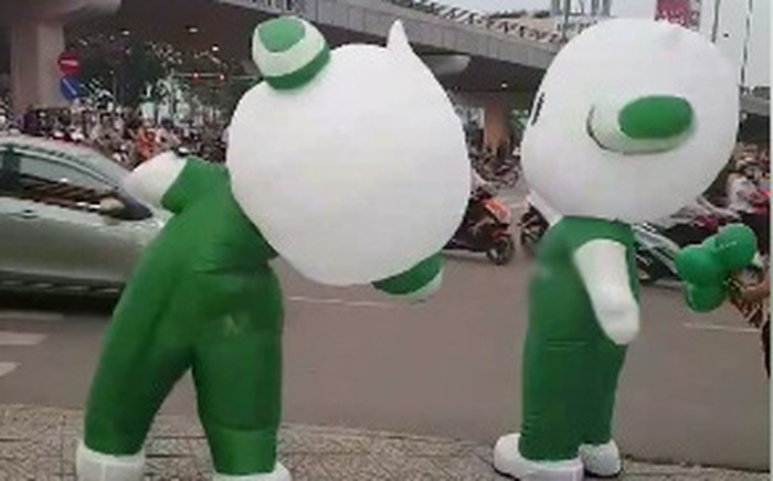 Cực đáng yêu, hai siêu nhân xanh "quẩy" hết mình theo điệu nhạc