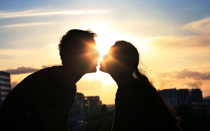 Thời bây giờ người ta thích những mối tình giản đơn, nhưng người ta lại dùng những cách phức tạp để yêu nhau!