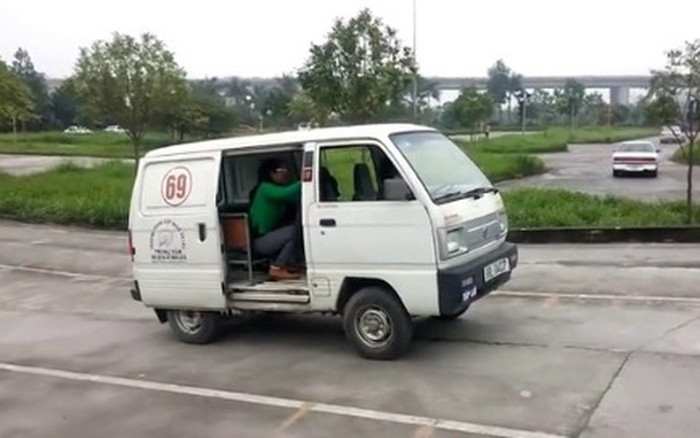 Cười rơi nước mắt khi chị em học lái ô tô