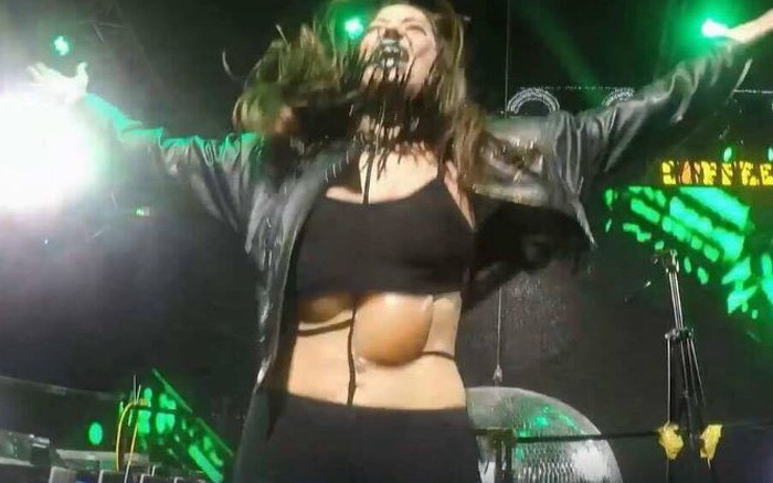 Đêm Countdown quá sung, DJ rơi luôn miếng độn ngực