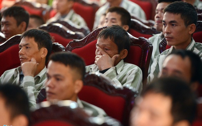 Photos of the day: Giọt nước mắt người ở lại trong ngày ân xá toàn quốc