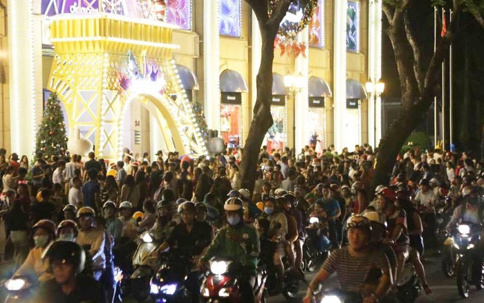Biển người đổ về đón Giáng sinh ở nhà thờ Đức Bà, khiến giao thông tắc nghẽn