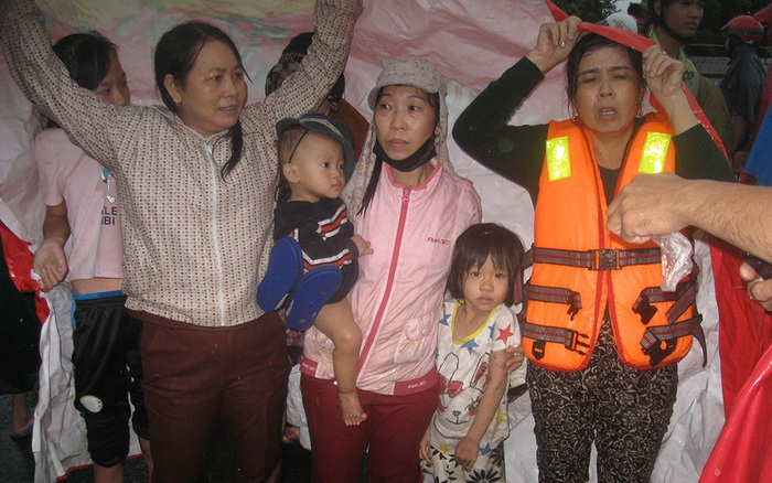 Photos of the day: 4 cô giáo bất chấp mạng sống cứu 13 học sinh trong nước lũ