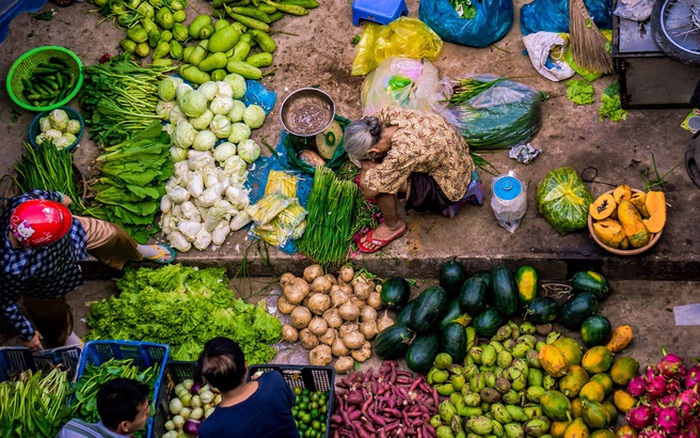 "Cái gục đầu" của bà cụ bán rau giữa chợ Sài Thành khiến đám đông dừng lại