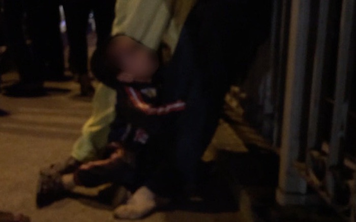 Bị chồng say đánh chảy máu mũi, vợ tính nước nhảy cầu, con trai khóc lóc ôm chân mẹ