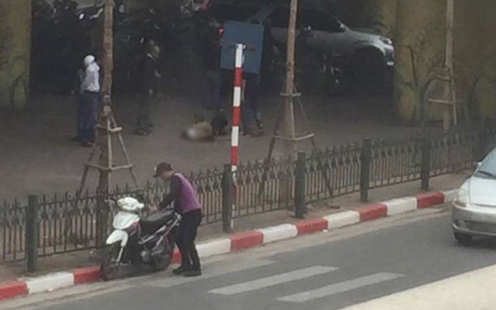 Hà Nội: Tai nạn khiến người điều khiển xe máy văng xuống gầm cầu