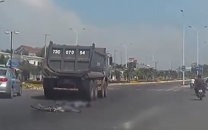 Tạt đầu xe tải, nam sinh đi xe đạp bị cán qua người