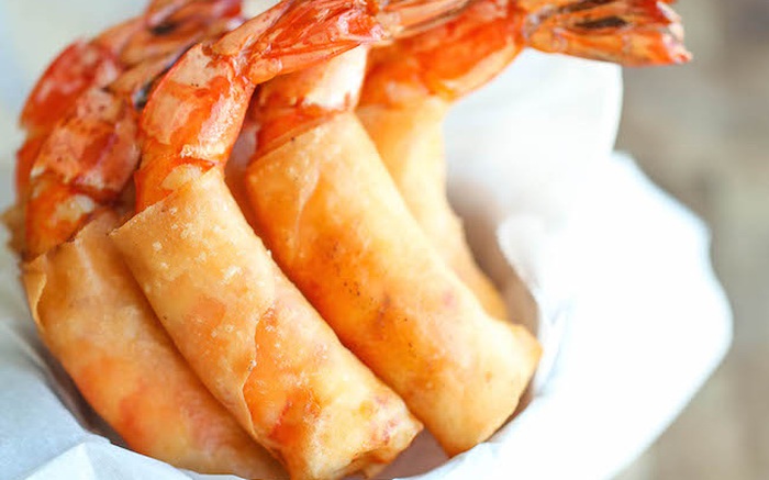 Đầu năm rán chả tôm giòn rụm đãi cả nhà vui miệng