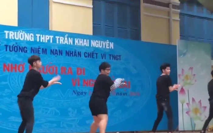 Chuyện tấm phông nền chưa được dỡ và bài học về sự chỉn chu