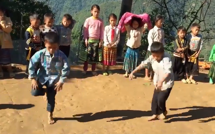 Không sân khấu đẹp, âm thanh xịn 3 em nhỏ vùng cao nhảy vẫn chất thế này đây