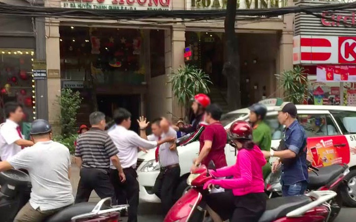 Sài Gòn: Tài xế taxi bỏ chạy sau khi đâm trọng thương người đàn ông