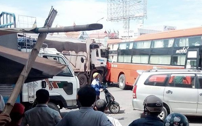 Đồng Nai: Xe ben húc xe khách, 1 phụ xe hãng Phương Trang bị tông chết khi ra hiệu lùi xe