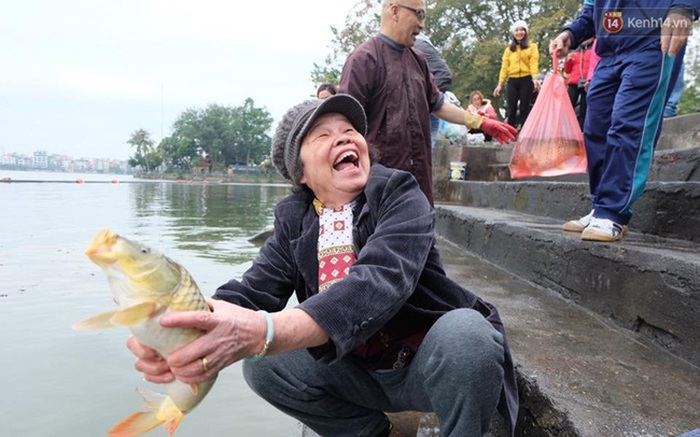 Photos of the day: Ơn giời, mùa ông Công, ông Táo năm nay, người dân đã thôi vứt rác rồi