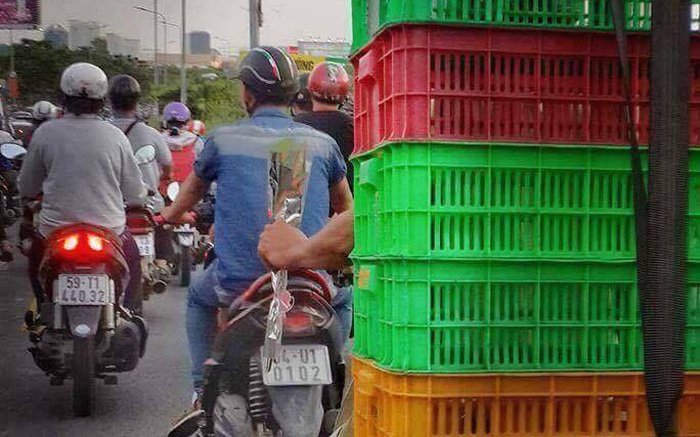Photos of the day: Bông hoa gói vội ngày Valentine giữa gánh nặng mưu sinh