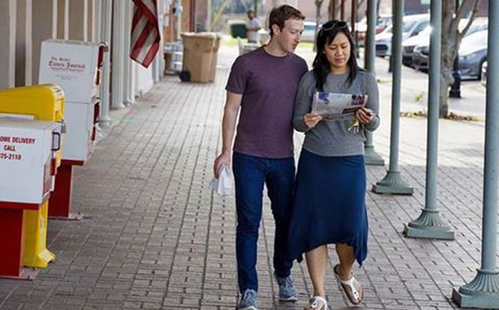 Sau khi khiến cả thế giới cắm mặt vào điện thoại, thì vợ chồng Zuckerberg lại thảnh thơi đọc báo trên phố