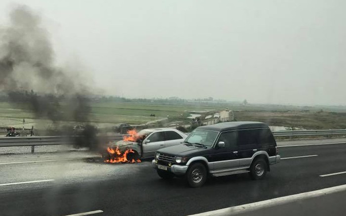Đang cháy xe ô tô trên cao tốc Hà Nội - Hải Phòng, khói bốc cao ngùn ngụt