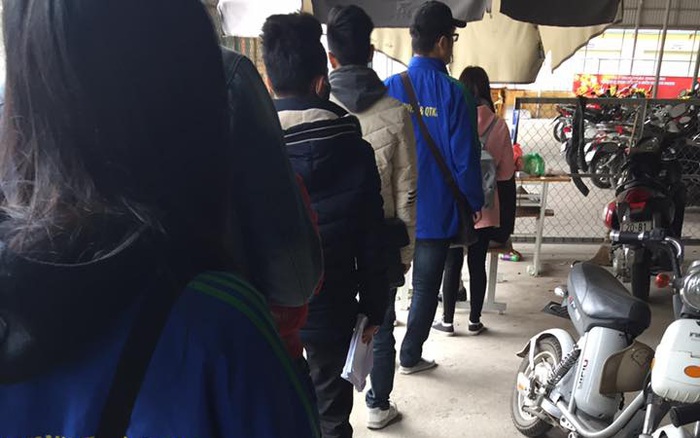 Sinh viên Đại học xếp hàng chờ lấy vé gửi xe