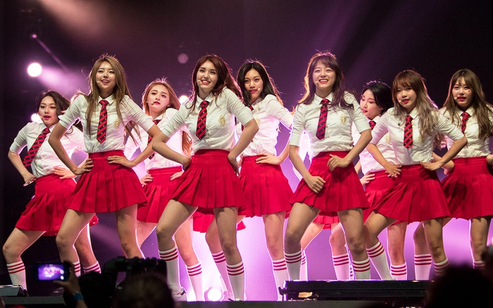 Kpop tháng 8: Cuộc hội ngộ "tương tàn" của hội chị em I.O.I