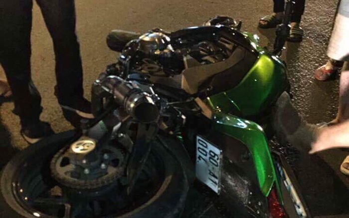 Đồng Nai: Kawasaki Z1000 va chạm mạnh với xe Exciter, 1 người gãy lìa chân
