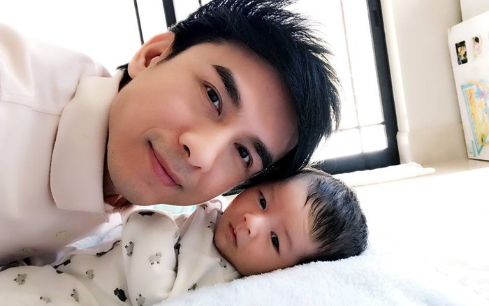 Đan Trường nhí nhảnh chụp ảnh cùng con trai vừa tròn 1 tháng tuổi