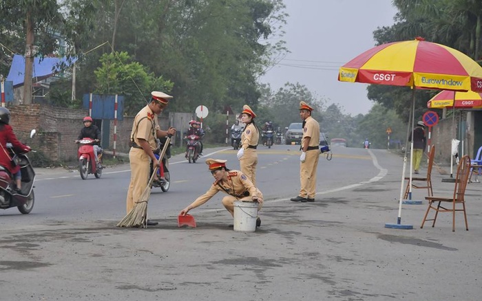 Hành động đẹp của CSGT Phú Thọ trước ngày Giỗ tổ Hùng Vương khiến dân mạng xuýt xoa