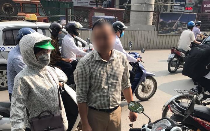 Va chạm trên đường, người đàn ông đi ô tô ném chìa khoá của người phụ nữ đi xe máy vào công trường