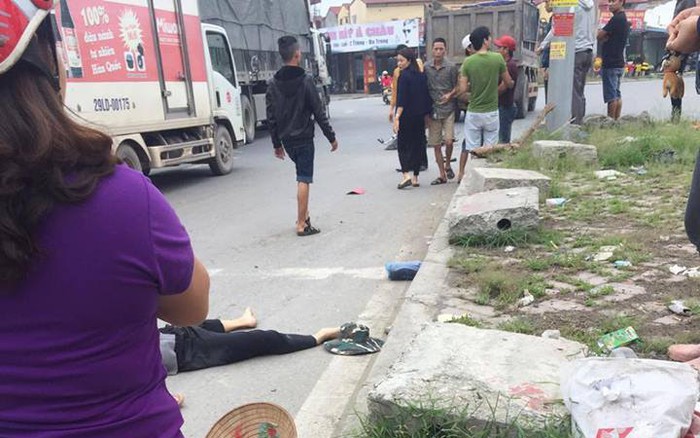 Hưng Yên: Bà đi đón cháu bị xe tải vượt đèn đỏ tông tử vong