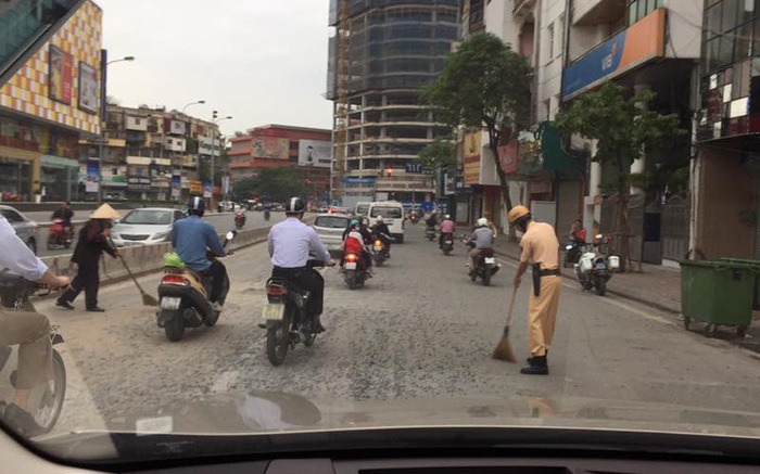 Hành động đẹp mỗi ngày: CSGT Hà Nội cùng người dân quét đá dăm rơi trên đường Phạm Ngọc Thạch