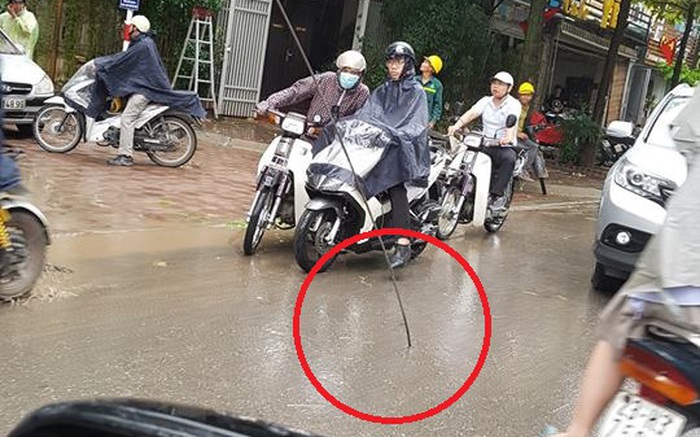 Hà Nội: Thanh sắt rơi từ tòa chung cư đang xây xuống cắm thẳng vào nền đường sau cơn mưa lớn sáng nay