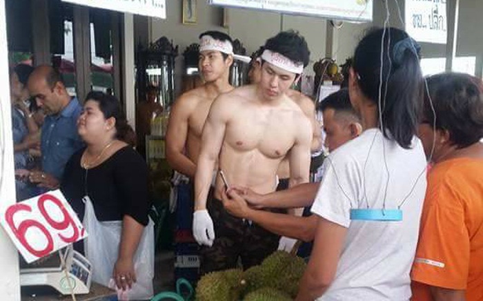 Cả khu chợ bỗng chốc thu bé lại vừa bằng dàn trai đẹp 6 múi đứng bán sầu riêng