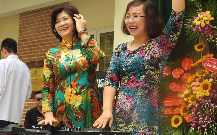 Bế giảng nhà người ta: Cô hiệu trưởng đáng yêu “quẩy” hết mình trong buổi lễ cùng học sinh