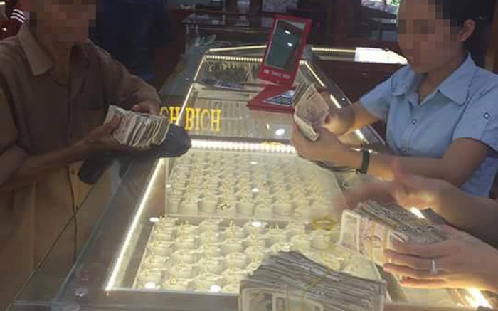 Người cha già ăn xin cầm xấp tiền lẻ đi mua vàng để làm của hồi môn cho con gái