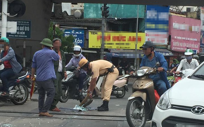 Hành động đẹp: CSGT Hà Nội cầm chổi dọn dẹp những mảnh kính vỡ trên đường