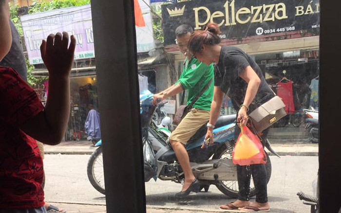 Người chồng của năm: Đã đưa vợ đi làm móng, lại còn đi hộ giày cao gót để vợ đỡ đau chân!