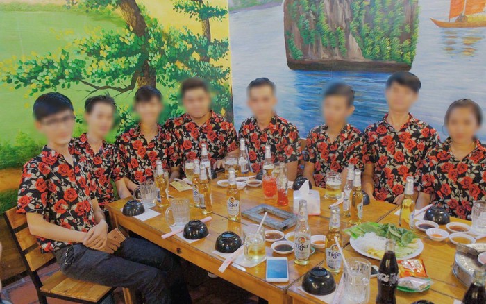 Quên kỉ yếu đi, đến dự sinh nhật cũng phải mặc đồng bộ "chất" thế này cơ mà!
