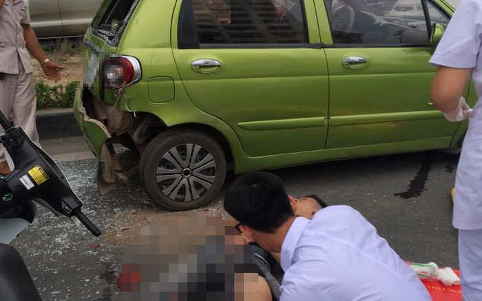 Hà Nội: Nam thanh niên điều khiển xe máy đâm nát đuôi xe ôtô trên đường Khuất Duy Tiến