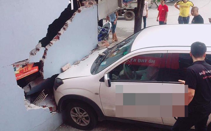 Hà Nội: Xe taxi mất lái đâm sập tường nhà dân trên phố Trung Kính