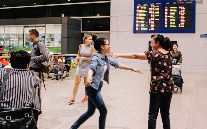 Photos of the day: Tết rồi, về nhà thôi con, cả nhà vẫn chờ nè!