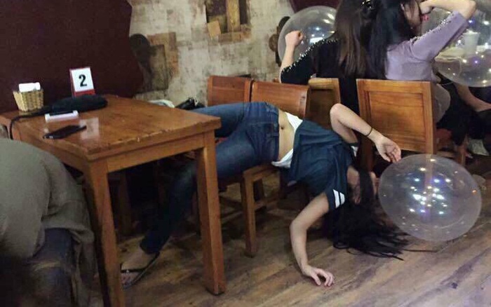Cô gái đi chơi Tết, hít bóng cười đến ngã ngửa trên ghế xuống đất