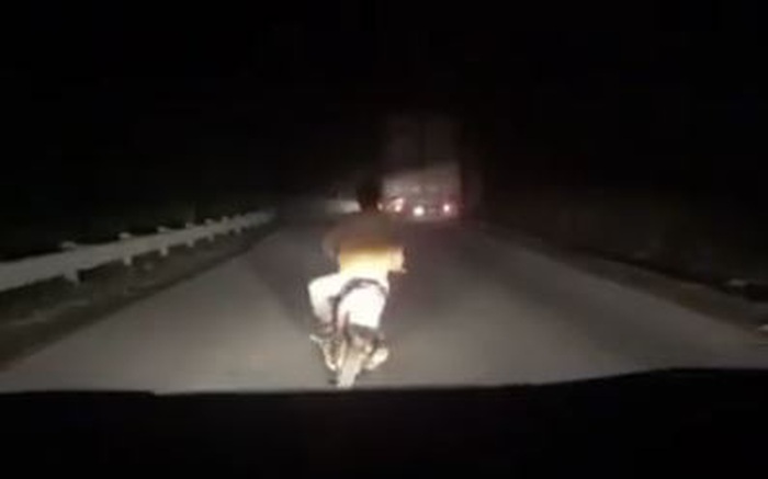 Nam thanh niên lái xe máy nghênh ngang giữa đường khiến chủ xe ô tô theo sau phải "bó tay"