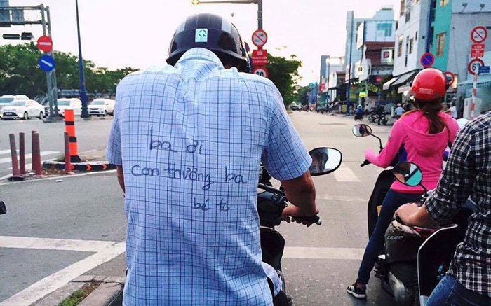 Điều ấm áp bé bỏng cuối năm: Chiếc áo bố mang lời nhắn của con...