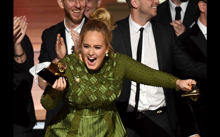 Adele vẫn là "thánh nhọ" tại Grammy 2017 dù thắng lớn