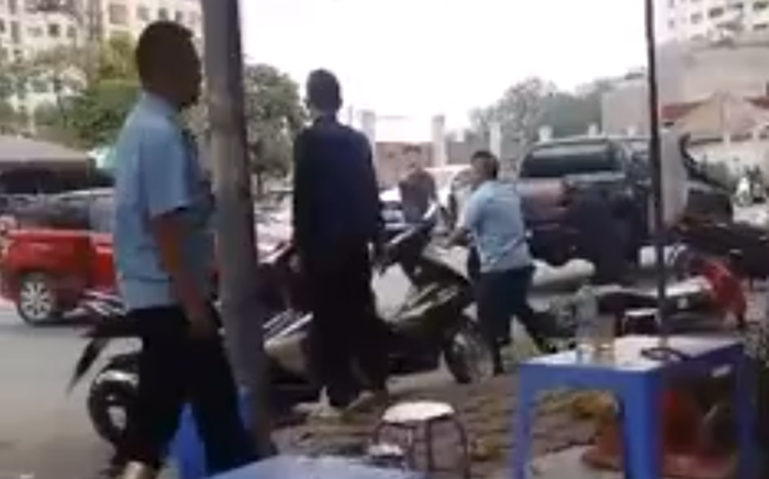 Clip: Hỗn chiến gần trung tâm dạy nghề số 2 Sài Đồng, Long Biên, Hà Nội