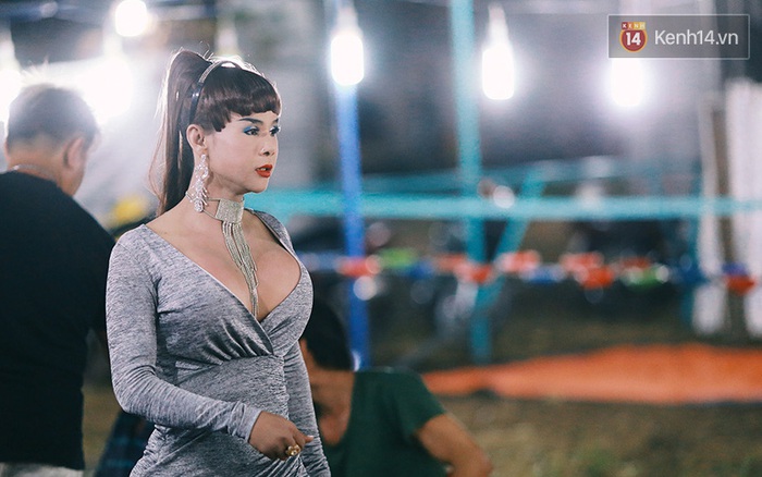 Những người phụ nữ ở gánh lô tô: "Miễn nhìn thấy khán giả cười vui là tụi chị cũng vui, dù có đêm hát khàn cổ cũng chỉ có vài chục ngàn đủ tiền son phấn"