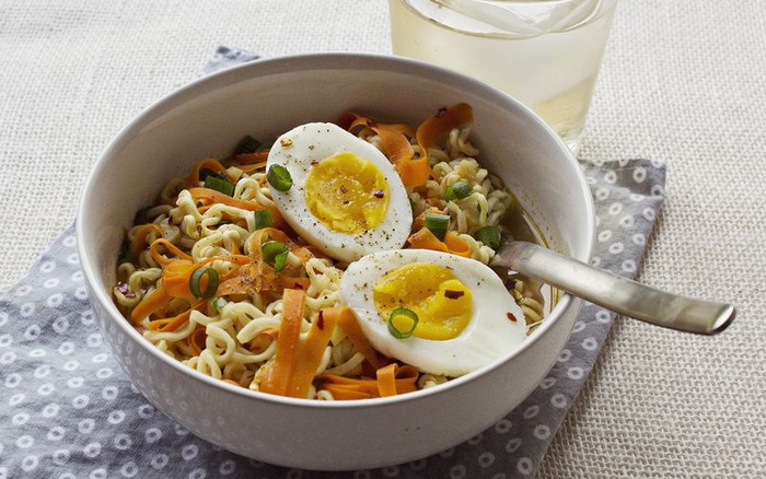 Ăn mì gói nhất định phải làm những việc này để có đủ chất và không bị nổi mụn